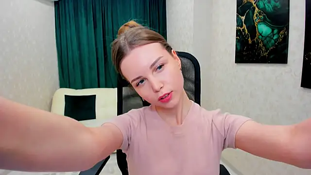 Snapshot of MileyWings chatting on March 3, 2025, 12:28 pm MileyWings online show from March 3, 2025, 12:28 pm