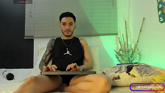 Snapshot of Tylergiuseppe_ chatting on January 17, 2025, 4:49 am Tylergiuseppe  online show from January 17, 2025, 4:49 am