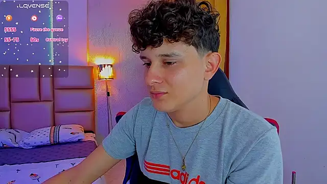 Snapshot of Nathan_Bluee chatting on February 19, 2025, 4:55 pm Nathan Bluee online show from February 19, 2025, 4:55 pm