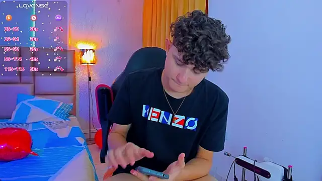 Snapshot of Nathan_Bluee chatting on February 18, 2025, 4:36 pm Nathan Bluee online show from February 18, 2025, 4:36 pm