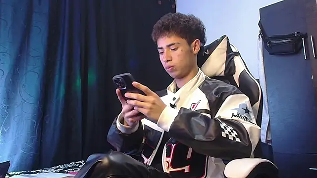 Snapshot of sexybat_twink chatting on December 4, 2025, 11:37 pm sexybat twink online show from December 4, 2025, 11:37 pm