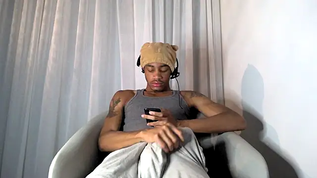 Snapshot of Skinnyblackman chatting on October 28, 2025, 1:28 am Skinnyblackman online show from October 28, 2025, 1:28 am