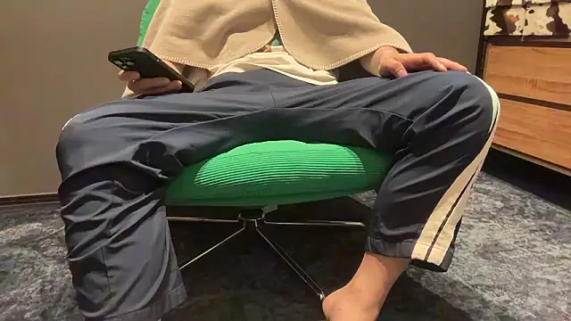 atom0407 online show from April 30, 2026, 7:15 am