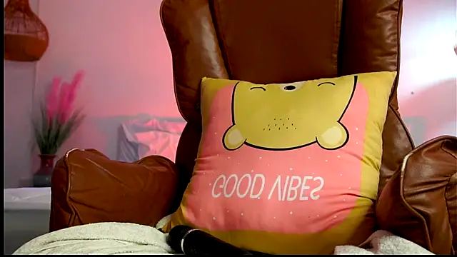 Snapshot of Avrilmoon chatting on January 6, 2026, 1:53 am Avrilmoon online show from January 6, 2026, 1:53 am