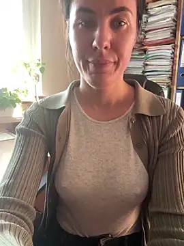 Snapshot of Sara_darling chatting on March 19, 2025, 3:29 pm Sara darling online show from March 19, 2025, 3:29 pm