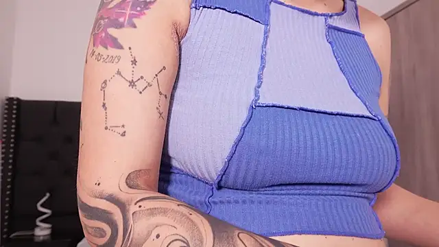 Snapshot of Melany_Luv chatting on December 20, 2025, 9:28 pm Melany Luv online show from December 20, 2025, 9:28 pm