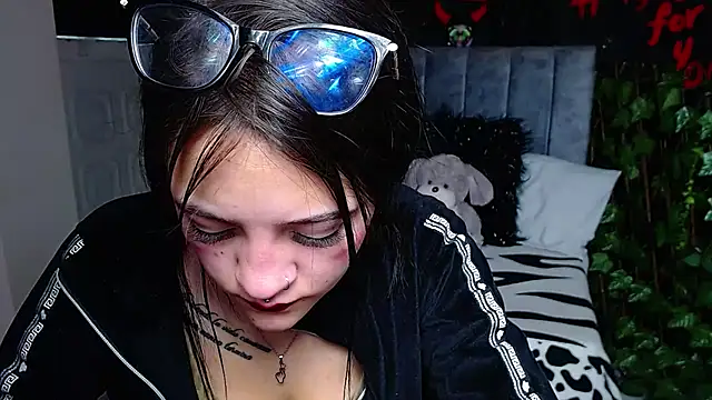 Snapshot of Violettasquirt chatting on April 23, 2026, 1:46 pm Violettasquirt online show from April 23, 2026, 1:46 pm