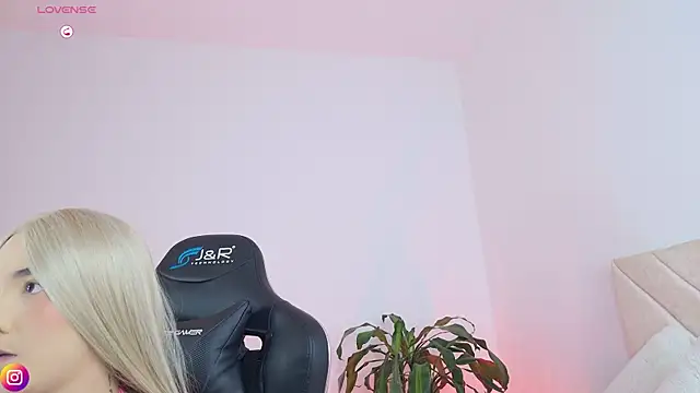 Mariafer05 online show from April 15, 2026, 4:22 pm