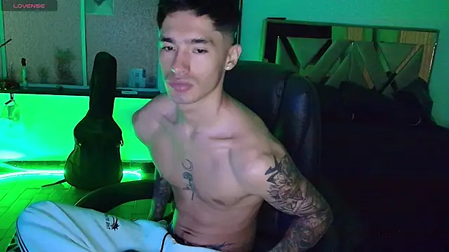 Snapshot of Damon__333 chatting on November 2, 2025, 11:32 pm Damon 333 online show from November 2, 2025, 11:32 pm