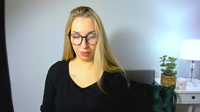 Snapshot of AriaDesire chatting on December 4, 2025, 7:51 am AriaDesire online show from December 4, 2025, 7:51 am