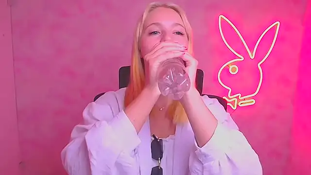 Snapshot of Milka_kiss_ chatting on September 16, 2025, 5:52 am Milka kiss online show from September 16, 2025, 5:52 am