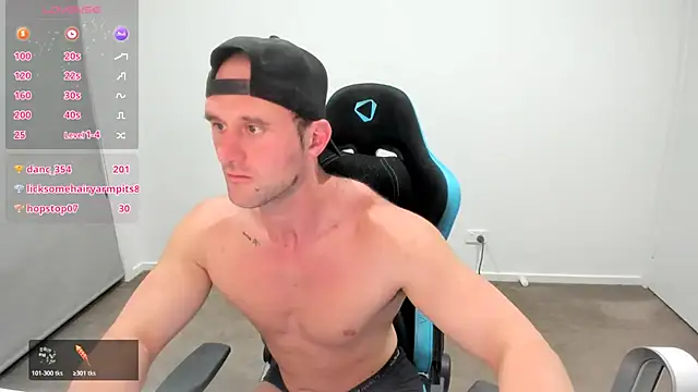 Snapshot of _DownUnderFit_ chatting on November 14, 2025, 3:59 pm DownUnderFit online show from November 14, 2025, 3:59 pm