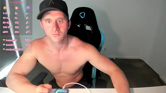 Snapshot of _DownUnderFit_ chatting on November 4, 2025, 10:35 pm DownUnderFit online show from November 4, 2025, 10:35 pm