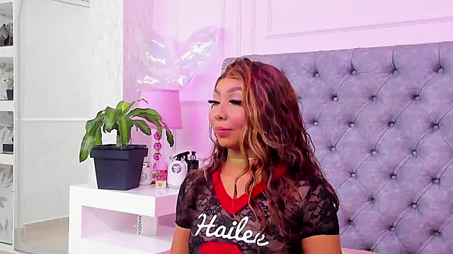 HaileeRoberts online show from July 5, 2026, 1:07 pm