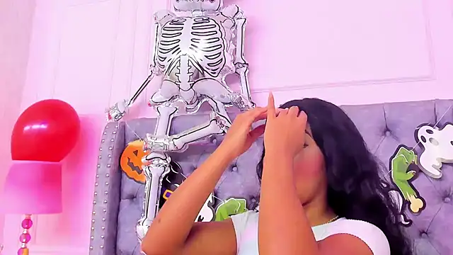 HaileeRoberts online show from October 19, 2025, 1:14 pm