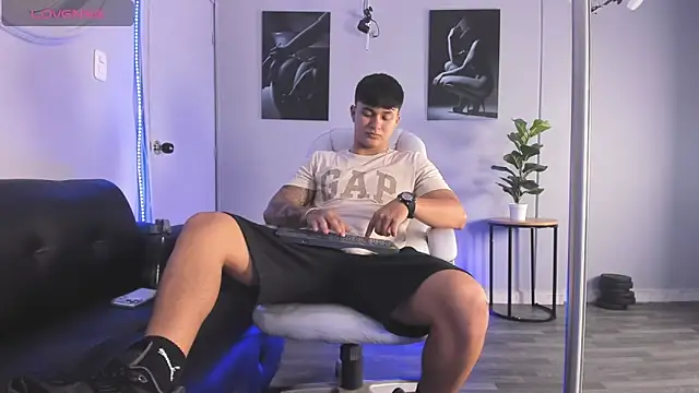 Cristopher strong online show from March 3, 2026, 1:40 pm