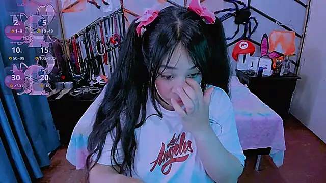 Snapshot of AlanaLuck chatting on October 29, 2025, 7:24 pm AlanaLuck online show from October 29, 2025, 7:24 pm