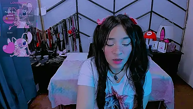 Snapshot of AlanaLuck chatting on November 19, 2025, 7:25 pm AlanaLuck online show from November 19, 2025, 7:25 pm