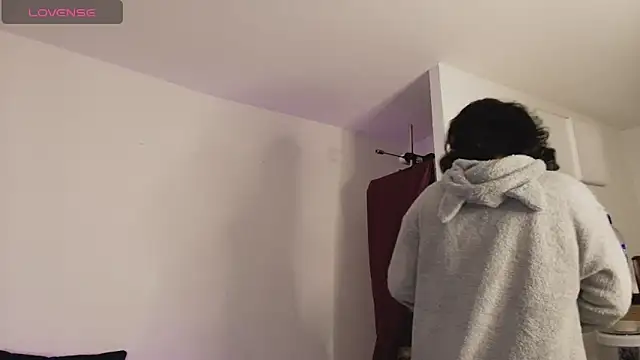 Snapshot of Elliee_ chatting on November 4, 2025, 12:20 pm Elliee online show from November 4, 2025, 12:20 pm