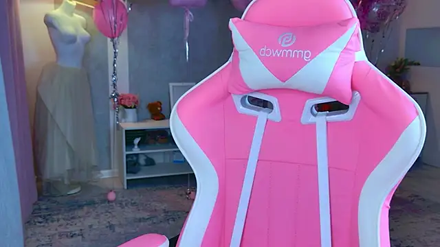 b4by LoL1 online show from November 28, 2025, 5:46 pm