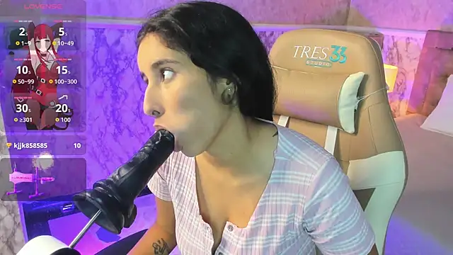 VICTORIA HOUSTON online show from November 2, 2025, 1:38 pm