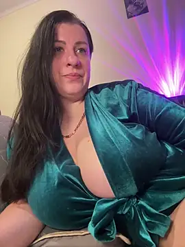 Snapshot of Evelinia chatting on November 7, 2025, 3:27 pm Evelinia online show from November 7, 2025, 3:27 pm