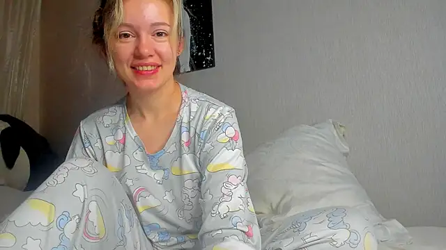 Snapshot of foxy_blond chatting on December 23, 2025, 12:22 am foxy blond online show from December 23, 2025, 12:22 am