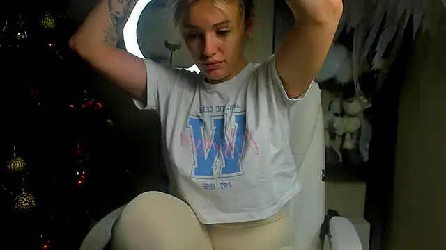 Snapshot of foxy_blond chatting on December 19, 2025, 12:36 am foxy blond online show from December 19, 2025, 12:36 am