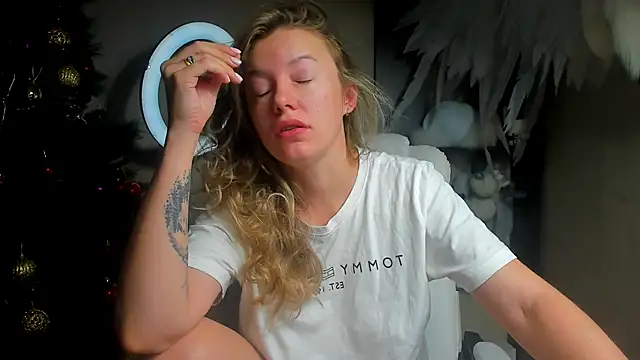 Snapshot of foxy_blond chatting on December 20, 2025, 12:24 am foxy blond online show from December 20, 2025, 12:24 am