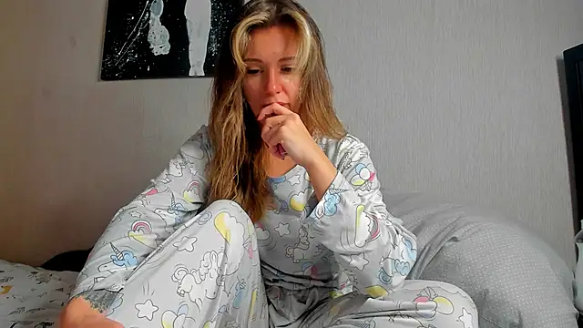 Snapshot of foxy_blond chatting on January 6, 2026, 12:14 am foxy blond online show from January 6, 2026, 12:14 am