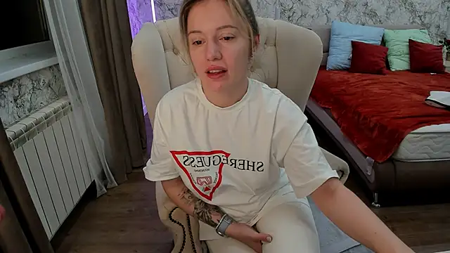 Snapshot of foxy_blond chatting on February 18, 2026, 12:08 am foxy blond online show from February 18, 2026, 12:08 am