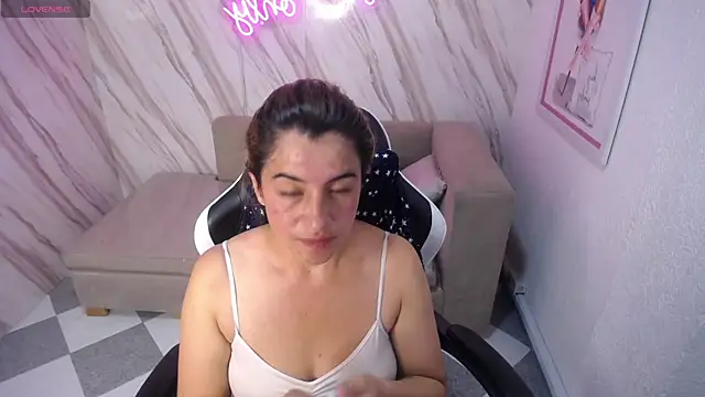 Snapshot of Valerie_b chatting on February 19, 2025, 7:37 pm Valerie b online show from February 19, 2025, 7:37 pm