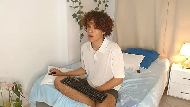 Snapshot of nickolas_moon chatting on February 4, 2025, 7:33 pm nickolas moon online show from February 4, 2025, 7:33 pm