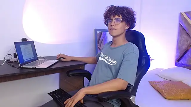 Snapshot of nickolas_moon chatting on February 14, 2025, 12:19 am nickolas moon online show from February 14, 2025, 12:19 am