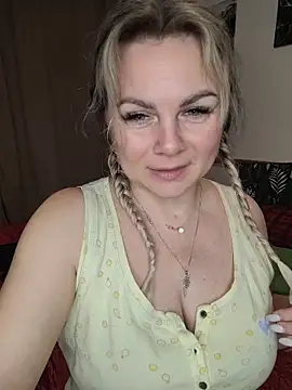 Snapshot of candy_queeen chatting on January 14, 2026, 1:04 pm candy queeen online show from January 14, 2026, 1:04 pm