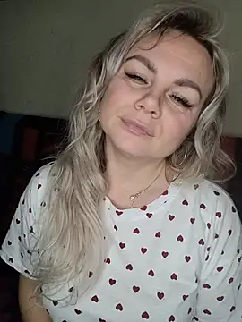 Snapshot of candy_queeen chatting on November 22, 2025, 6:12 am candy queeen online show from November 22, 2025, 6:12 am