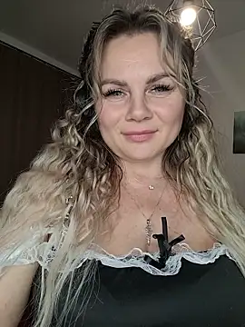 Snapshot of candy_queeen chatting on January 13, 2026, 2:43 pm candy queeen online show from January 13, 2026, 2:43 pm