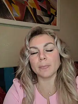 Snapshot of candy_queeen chatting on November 21, 2025, 1:37 am candy queeen online show from November 21, 2025, 1:37 am