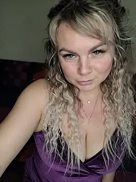 Snapshot of candy_queeen chatting on November 27, 2025, 10:27 am candy queeen online show from November 27, 2025, 10:27 am