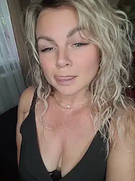 Snapshot of candy_queeen chatting on June 18, 2026, 1:49 pm candy queeen online show from June 18, 2026, 1:49 pm