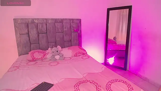 Snapshot of DIANEE_01 chatting on December 20, 2025, 8:12 pm DIANEE 01 online show from December 20, 2025, 8:12 pm