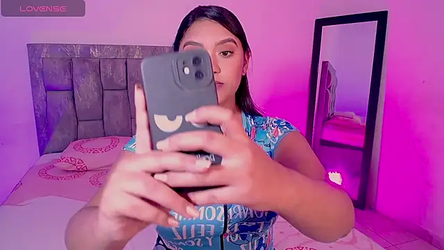 Snapshot of DIANEE_01 chatting on February 15, 2026, 12:11 am DIANEE 01 online show from February 15, 2026, 12:11 am