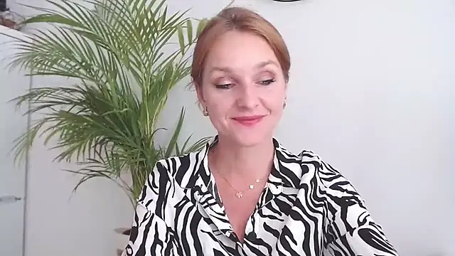 Snapshot of AliciaDesire chatting on September 29, 2025, 1:39 pm AliciaDesire online show from September 29, 2025, 1:39 pm