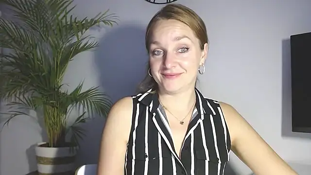 Snapshot of AliciaDesire chatting on December 3, 2025, 7:19 am AliciaDesire online show from December 3, 2025, 7:19 am