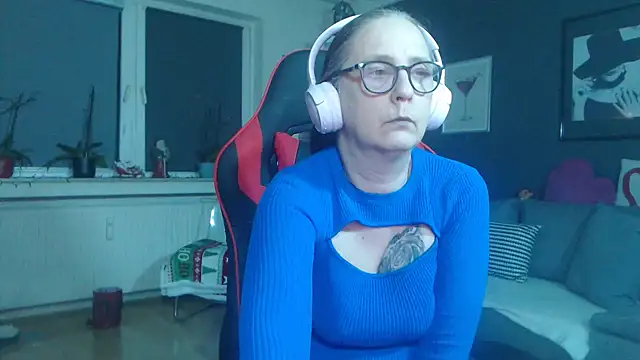 Snapshot of EiskalterEngel74 chatting on December 8, 2024, 7:11 pm EiskalterEngel74 online show from December 8, 2024, 7:11 pm