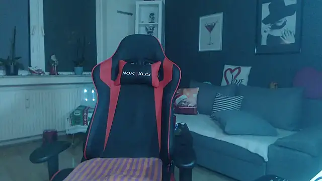 Snapshot of EiskalterEngel74 chatting on December 7, 2024, 10:45 pm EiskalterEngel74 online show from December 7, 2024, 10:45 pm