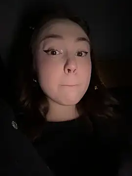 Snapshot of Peachy_Dream chatting on December 21, 2025, 6:31 pm Peachy Dream online show from December 21, 2025, 6:31 pm