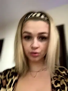 Snapshot of Love_Bri chatting on November 21, 2025, 9:41 am Love Bri online show from November 21, 2025, 9:41 am