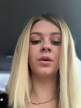 Snapshot of Love_Bri chatting on December 2, 2025, 9:22 am Love Bri online show from December 2, 2025, 9:22 am