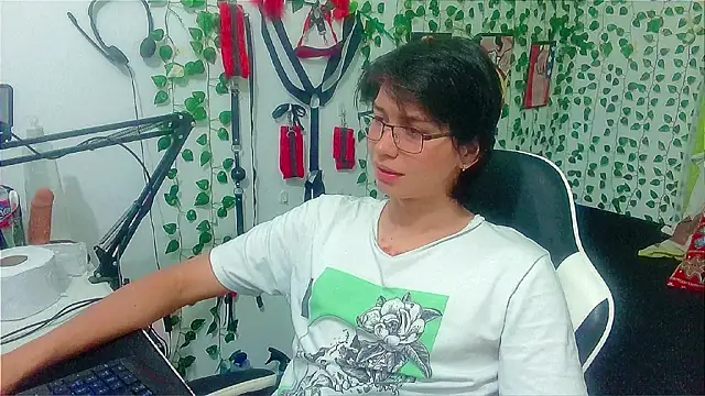 Snapshot of Andy_gray chatting on April 12, 2026, 12:30 pm Andy gray online show from April 12, 2026, 12:30 pm